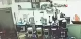 Minibüs şoförü önüne aldığı motosikletli kuryeyi caddede böyle sürükledi