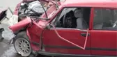KOCAELİ'DE OTOMOBİL BARİYERLERE ÇARPTI: 2 YARALI