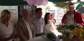 Annelerinin tezgah açtığı pazarda nikah kıydırdılar