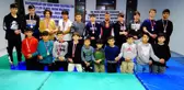 Çok sevdiği ata sporunu çocuklara sevdiriyor