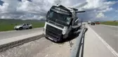 Devrilen cam yüklü tırın sürücüsü yaralandı