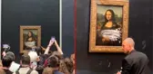 Yaşlı kadın kılığına giren iklim aktivisti, Mona Lisa tablosuna pasta fırlattı