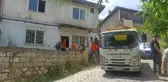 Kötü koku yayılan evden 2 kamyon çöp çıktı
