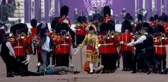 İngiltere'de Kraliçe Elizabeth için düzenlenen törene protestocular damga vurdu
