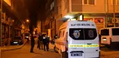 Yol kenarında oturan adamı göğsünden bıçaklayarak öldürdü