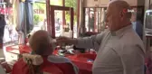 Ailesi maddi imkansızlıklar nedeni ile okutamadı... 50 yıldır makas sallayarak çocuğunu avukat yaptı