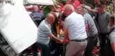 Kontrolden çıkan otomobil evin bahçesine uçtu, vatandaş yaralı için seferber oldu