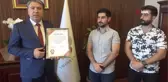 Yalova Üniversitesi'nden vefat eden öğrencinin ailesine anı belgesi