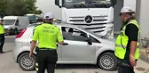 Tır sürücüsü fark etmediği otomobili metrelerce sürükledi
