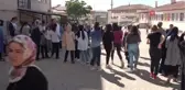 Elazığ'da LGS heyecanı başladı, öğrenciler içeride aileler dışarıda ter döktü