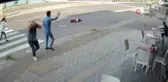 Motosikletin kadına çarptığı kaza kamerada: 2 yaralı