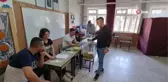 Tire'de 14 adayın yarıştığı muhtarlık seçimlerinde dostluk kazandı