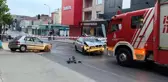 Ümraniye'de çarpışan iki otomobil park halindeki araçlara çarptı, ortalık savaş alanına döndü