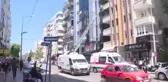 Balkonda ateş yakıp eşyalarını atan kadın hastaneye kaldırıldı