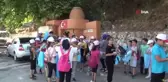 İlkokul öğrencileri çevre duyarlılığına dikkat çekmek için temizlik yaptı