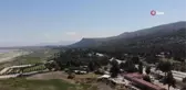 Sel suları nedeniyle misafirlerin masaya çıktığı düğün salonundan geriye bu görüntüler kaldı