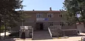 Şenol öğretmen ve öğrencileri okul duvarlarını resimlerle süslüyor