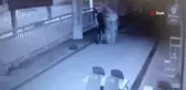 Çekçekli hırsız yoldaki mazgalları böyle çaldı