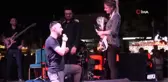 Gençlik konserinde sahneye çıkan genç, kız arkadaşına evlilik teklifi yaptı