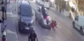 Anne ve 2 çocuğuna otomobil çarpma anı kamerada