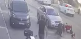 Bebek arabasıyla karşıya geçmeye çalışan anne ve çocuklarına araba çarptı... O anlar kamerada
