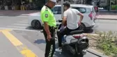 Kaskı başına değil motosikletin arkasına taktı: 2 günde toplam 14 bin 942 lira ceza yedi