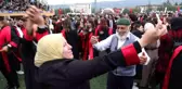 Mezuniyet töreninde gençlere taş çıkarttı