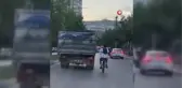 Bisikletli gencin trafikteki tehlikeli yolculuğu kamerada