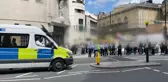 Londra'da gösteri yapan terör örgütü PKK yandaşları, bozkurt işareti yapan bir Azerbaycan Türkü'ne saldırdı