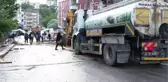 Sel sularına kapılarak otomobilin altına sıkışan motorlu kurye yaşam savaşı veriyor