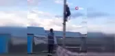 Elektrik direğinde mahsur kalan kediyi ekipler kurtardı