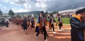 Mezun olan üniversite öğrencileri yağmur altında kep attı