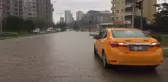 Sağanak yağış yolları göle çevirdi, araçlar yollarda kaldı
