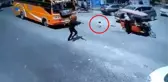 Polisin dikkati faciayı önledi! Yola düşen küçük çocuk otobüsün altında kalmaktan son anda kurtuldu