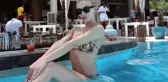 Oyuncu Melisa Döngel, bikinisiyle havuzda kalça dansı yaptı