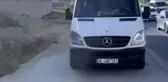 Kaldırımda ilerleyen personel servisinin önüne atlayıp tepki gösterdi