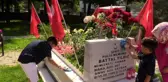 Son dakika haberleri | Şehit babalarının mezarını gül suyuyla temizlediler