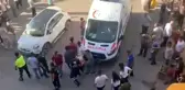 Sokak ortasında boğazından bıçaklanan genç ağır yaralandı