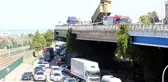 Son dakika haberleri... Dorsesi açılan tır, levha direklerini devirdi: 1 yaralı