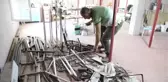 Sağlık çalışanı atık malzemeleri dekoratif ürünlere dönüştürüyor