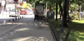 Son dakika haberleri... Şişede durduğu gibi durmadı... Reklam panosuyla kavga etti