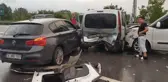 Son Dakika | TEM'de 6 aracın karıştığı kazada ortalık savaş alanına döndü: 2'si çocuk 8 yaralı