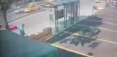Durağa girmeyen minibüse yetişmek için yola çıkan kadın başka bir minibüsün altında kaldı