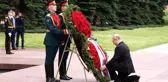 Son dakika haberleri! Putin, Meçhul Asker Anıtı'na çelenk bıraktıİkinci Dünya Savaşı kurbanları anıldı