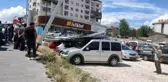 Reklam panoları araçların üzerine devrildi