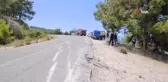 Dev dozer tırın üstünden yola savrularak devrildi