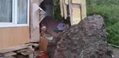 Artvin'de yamaçtan kopan dev kaya parçası önüne çıkan herşeyi yıkıp geçti