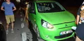 Cadde üzerinde kavga edenlere otomobil çarptı: 1 yaralı