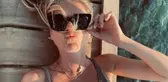 Aslı Enver, bikinisiyle iskeleye uzanarak peş peşe pozlar verdi
