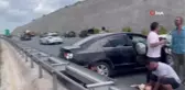 Son dakika! Kamyonun sıkıştırdığı otomobil bariyerlere çarptı: 2 yaralı